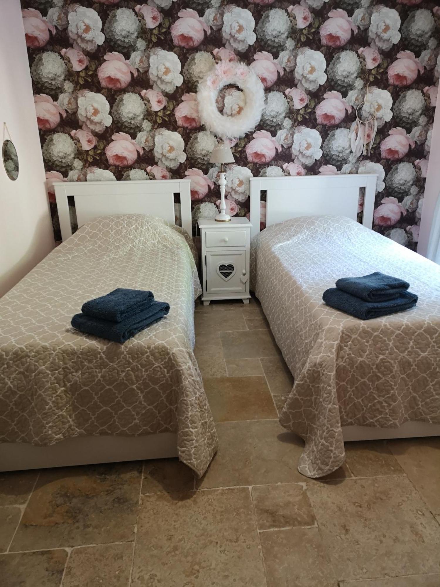 Le Mas Des Agapes Beaucaire  Ngoại thất bức ảnh